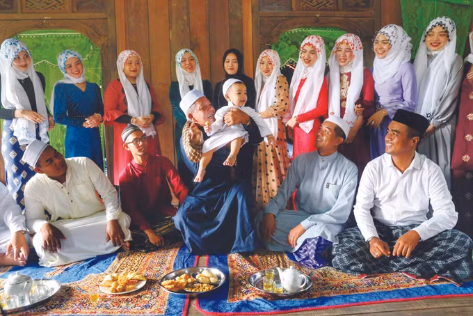 ពិធីកិច្ចដាក់ឈ្មោះឱ្យកូនរបស់ជនជាតិ ចាម ឥស្លាម ảnh 1