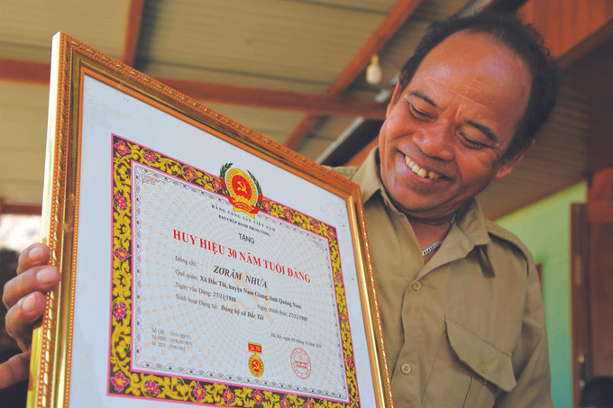 ក្តីរីករាយត្រេកអររបស់បក្ខជន យើរ៉ឹមញឿ (ជនជាតិ តារៀង - ក្រុមភូមិភាគចំណុះជនជាតិ ហ្សែ - ទ្រៀង) នៅភូមិ ដាក់រិច ឃុំ ដាក់តូយ ស្រុក ណាមយ៉ាង ពេលបានទទួលនិមិត្តសញ្ញា ៣០ ឆ្នាំនៅក្នុងជួរបក្ស បក្ខជនទាំងឡាយតំបន់ភ្នំធ្វើជាគំរូដើម្បីសហគមន៍ ảnh 7