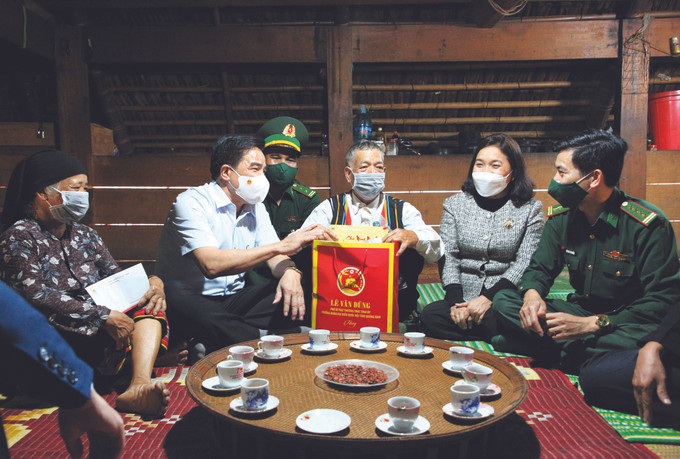 អនុលេខាអចិន្ត្រៃយ៍គណៈកម្មាធិការបក្សខេត្ត ក្វាងណាម លោក ឡេ វ៉ាន់យុង (អាវស ទីពីរពីឆ្វេងមក) អញ្ជើញសួរសុខទុក្ខ លើកទឹកចិត្តបក្ខជនទាំងឡាយមានការរួមចំណែកបរិច្ចាគជាច្រើនអោយសហគមន៍តំបន់ព្រំដែន បក្ខជនទាំងឡាយតំបន់ភ្នំធ្វើជាគំរូដើម្បីសហគមន៍ ảnh 3