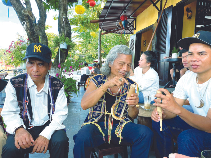 ព្រឹទ្ធាចារ្យភូមិ បហ៍រីវពោ (អង្គុយកណ្តាល) - អ្នកត្រូវបានប្រសិទ្ធនាមថាជា "ស្តេចញវល្លិ៍" បក្ខជនដ៏អតីតភាពមានកិត្យានុភាពមួយនៃបងប្អូនជនជាតិ កឺទូ នៅស្រុក តីយ៉ាង បក្ខជនទាំងឡាយតំបន់ភ្នំធ្វើជាគំរូដើម្បីសហគមន៍ ảnh 4