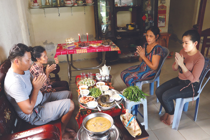 កូនចៅក្នុងក្រុមគ្រួសារប្រារព្ធពិធីសែនជីដូនជីតាដោយសំណែនជាមុខម្ហូបអាហារសាមញ្ញៗ ដែលជីដូនជីតានិយមចូលចិត្តកាលមិនទាន់ចែកឋាន បុណ្យសែនដូនតាប្រកបដោយសុវត្ថិភាពរបស់ជនជាតិ ខ្មែរ ណាមបូ ảnh 1