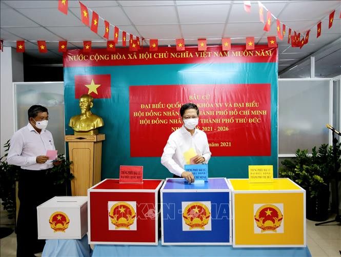 សមមិត្ត សមមិត្តនារីថ្នាក់ដឹកនាំបក្សនិងរដ្ឋអញ្ជើញមកបោះឆ្នោតនៅទីក្រុង ហូជីមិញ ảnh 3