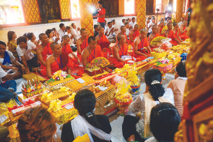 ពិធីកិច្ចប្រគេនគ្រឿងបរិក្ខារចំពោះព្រះសង្ឃក្នុងពិធីបុណ្យកឋិននៅវត្ត បទុមរង្សីទំនប់ (ខេត្ត សុកត្រាំង) ចម្រុះពណ៌នៃបុណ្យកឋិនរបស់បងប្អូនជនជាតិ ខ្មែរ ណាមបូ ảnh 2