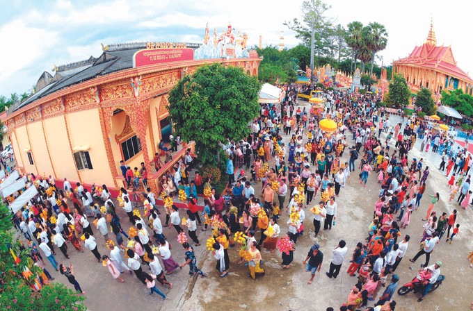 ក្បួនដង្ហែត្រៃចីវរប្រទក្សិណជុំវិញព្រះវិហារវត្ត គម្ភីរសាគរព្រែកជ្រៅ (ខេត្ត បាកលៀវ) ចម្រុះពណ៌នៃបុណ្យកឋិនរបស់បងប្អូនជនជាតិ ខ្មែរ ណាមបូ ảnh 1