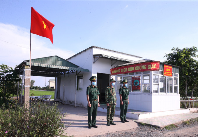 លោកនាយករដ្ឋមន្ត្រី ផាមមិញជិញ អញ្ជើញមកត្រួតពិនិត្យការងារបង្ការ ទប់ស្កាត់ការឆ្លងរាលដាលនៃជំងឺកូវីដ-១៩ តាមខ្សែបន្ទាត់ព្រំដែនភាគនិរតី ảnh 3