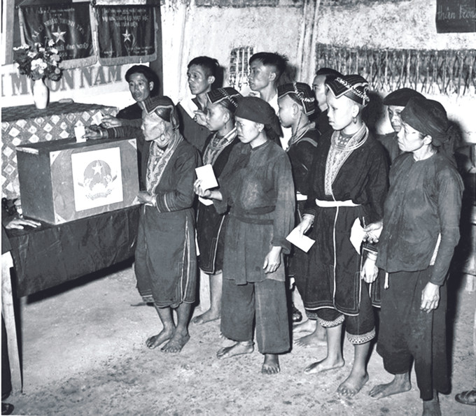 រូបភាពឯកសារមួយចំនួនអំពីបរិយាកាសនៃថ្ងៃបោះឆ្នោតជ្រើសតាំងសមាជិករដ្ឋសភានៅតំបន់បងប្អូនជនជាតិនិងតំបន់ភ្នំ ảnh 2