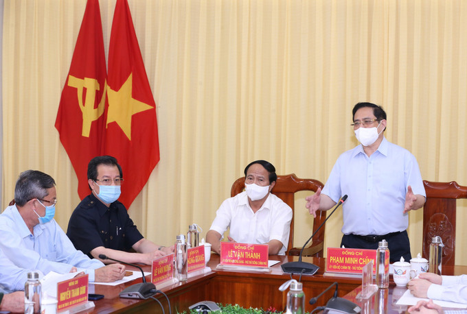 លោកនាយករដ្ឋមន្ត្រី ផាមមិញជិញ អញ្ជើញមកត្រួតពិនិត្យការងារបង្ការ ទប់ស្កាត់ការឆ្លងរាលដាលនៃជំងឺកូវីដ-១៩ តាមខ្សែបន្ទាត់ព្រំដែនភាគនិរតី ảnh 6