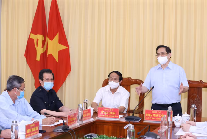 លោកនាយករដ្ឋមន្ត្រី ផាមមិញជិញ អញ្ជើញមកត្រួតពិនិត្យការងារបង្ការ ទប់ស្កាត់ការឆ្លងរាលដាលនៃជំងឺកូវីដ-១៩ តាមខ្សែបន្ទាត់ព្រំដែនភាគនិរតី ảnh 6