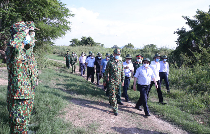 លោកនាយករដ្ឋមន្ត្រី ផាមមិញជិញ អញ្ជើញមកត្រួតពិនិត្យការងារបង្ការ ទប់ស្កាត់ការឆ្លងរាលដាលនៃជំងឺកូវីដ-១៩ តាមខ្សែបន្ទាត់ព្រំដែនភាគនិរតី ảnh 1