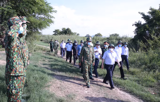 លោកនាយករដ្ឋមន្ត្រី ផាមមិញជិញ អញ្ជើញមកត្រួតពិនិត្យការងារបង្ការ ទប់ស្កាត់ការឆ្លងរាលដាលនៃជំងឺកូវីដ-១៩ តាមខ្សែបន្ទាត់ព្រំដែនភាគនិរតី ảnh 1