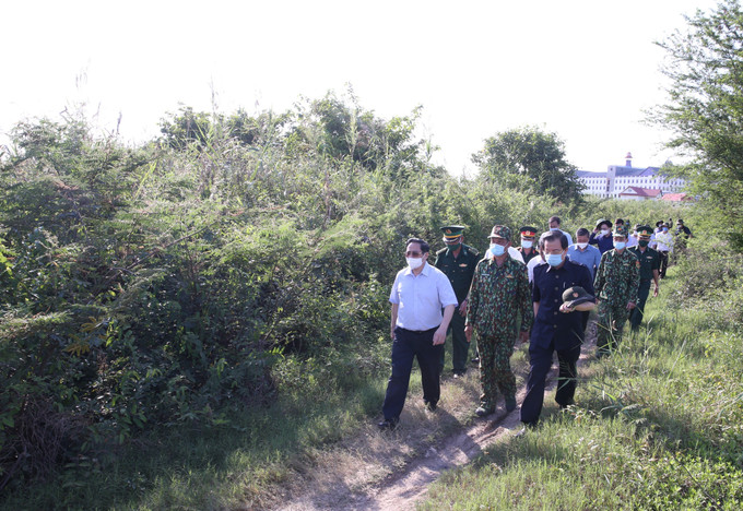 លោកនាយករដ្ឋមន្ត្រី ផាមមិញជិញ អញ្ជើញមកត្រួតពិនិត្យការងារបង្ការ ទប់ស្កាត់ការឆ្លងរាលដាលនៃជំងឺកូវីដ-១៩ តាមខ្សែបន្ទាត់ព្រំដែនភាគនិរតី ảnh 2