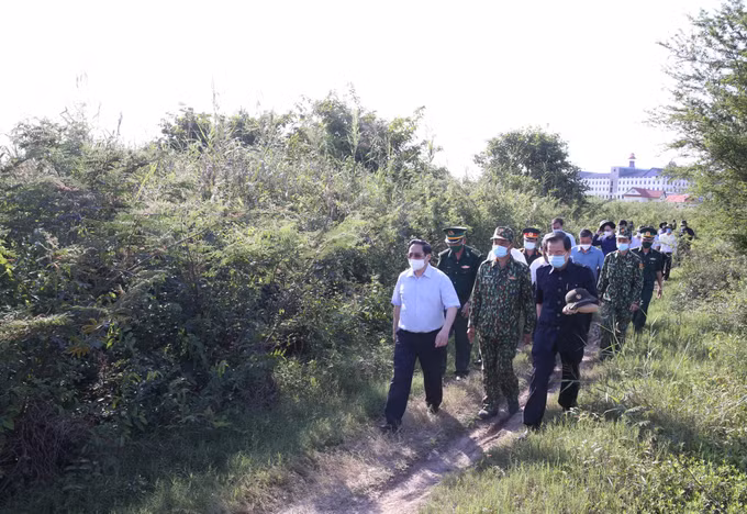 លោកនាយករដ្ឋមន្ត្រី ផាមមិញជិញ អញ្ជើញមកត្រួតពិនិត្យការងារបង្ការ ទប់ស្កាត់ការឆ្លងរាលដាលនៃជំងឺកូវីដ-១៩ តាមខ្សែបន្ទាត់ព្រំដែនភាគនិរតី ảnh 2