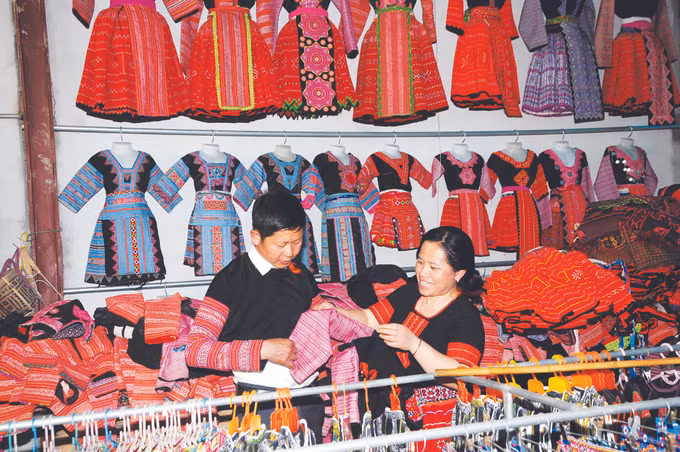 ស្រុក វុឹនហូ អភិរក្សមុខរបរដេរ ប៉ាក់ សម្លៀកបំពាក់ជនជាតិ ម៉ុង ảnh 3