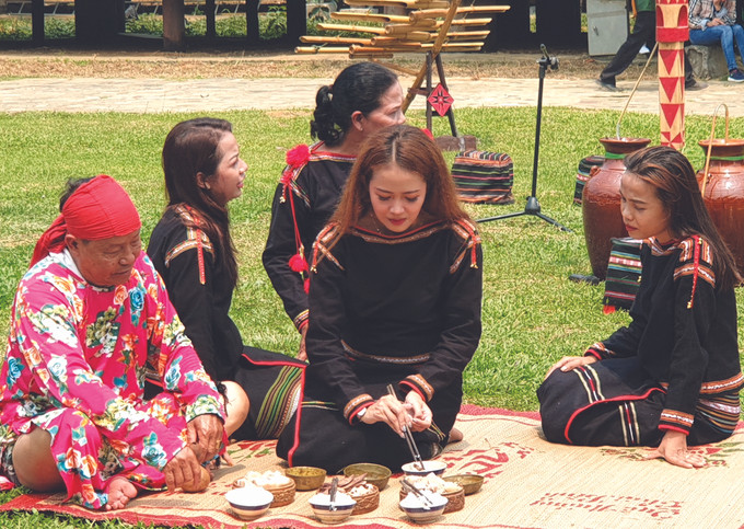 ម្ចាស់ផ្ទះអញ្ជើញអ្នកមានប្រជាប្រិយភាពក្នុងវង្សត្រកូលពិសាបាយ ស្រា ពិធីសែនដើម នេវ សុំសេចក្តីសុខរបស់ជនជាតិ អេដេ ảnh 2