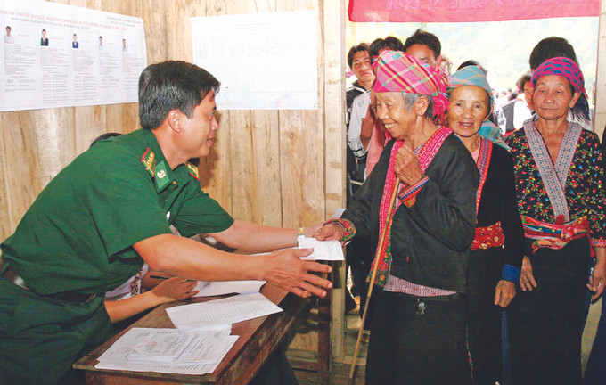 រូបភាពឯកសារមួយចំនួនអំពីបរិយាកាសនៃថ្ងៃបោះឆ្នោតជ្រើសតាំងសមាជិករដ្ឋសភានៅតំបន់បងប្អូនជនជាតិនិងតំបន់ភ្នំ ảnh 3