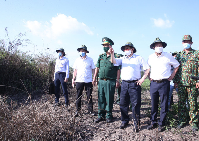 លោកនាយករដ្ឋមន្ត្រី ផាមមិញជិញ អញ្ជើញមកត្រួតពិនិត្យការងារបង្ការ ទប់ស្កាត់ការឆ្លងរាលដាលនៃជំងឺកូវីដ-១៩ តាមខ្សែបន្ទាត់ព្រំដែនភាគនិរតី ảnh 4