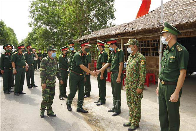 មេបញ្ជាការយោធភូមិភាគទី ៧ អញ្ជើញមកត្រួតពិនិត្យការងារបង្ការទប់ស្កាត់ការរីករាលដាលនៃជំងឺកូវីដ-១៩ នៅតាមបណ្ដោយខ្សែបន្ទាត់ព្រំដែន ảnh 1