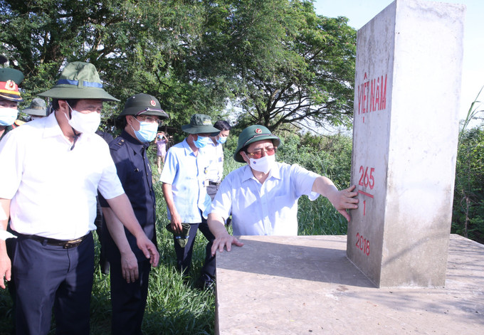 លោកនាយករដ្ឋមន្ត្រី ផាមមិញជិញ អញ្ជើញមកត្រួតពិនិត្យការងារបង្ការ ទប់ស្កាត់ការឆ្លងរាលដាលនៃជំងឺកូវីដ-១៩ តាមខ្សែបន្ទាត់ព្រំដែនភាគនិរតី ảnh 5