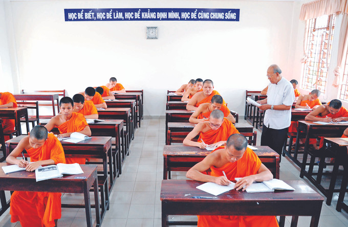 លោកគ្រូ ឡឹមអែស ជាមួយនឹងសមណសិស្សនៅសាលាមធ្យមសិក្សាបំពេញវិជ្ជាបាលី ណាមបូ (ខេត្ត សុកត្រាំង) គ្រូបង្រៀនរបស់ភូមិស្រុក ខ្មែរ ណាមបូ ảnh 3