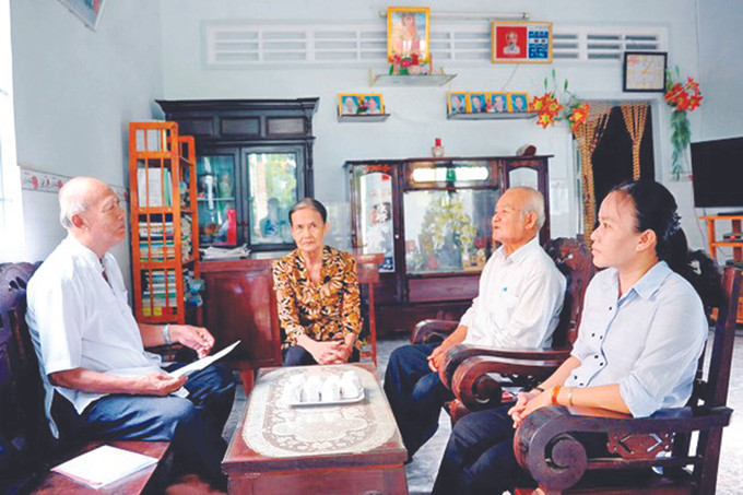 លោកគ្រូ ឡឹមអែស អញ្ជើញមកសួរសុខទុក្ខគ្រួសារជនជាតិ ខ្មែរ ដែលស្រឡាញ់ការរៀនសូត្រមួយនៅឃុំ ថាញ់ភូ ស្រុក មីស្វៀន (ខេត្ត សុកត្រាំង) គ្រូបង្រៀនរបស់ភូមិស្រុក ខ្មែរ ណាមបូ ảnh 2