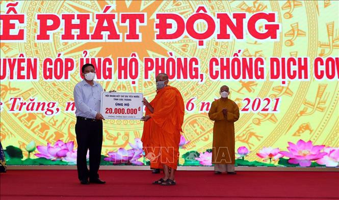 តំណាងព្រះសង្ឃខេត្ត សុកត្រាំង និមន្តប្រគល់បច្ច័យជួយឧបត្ថម្ភនៅក្នុងពិធីបំផុសការរៃអង្គាស ជួយឧបត្ថម្ភការបង្ការ ទប់ស្កាត់ការរាលដាលជំងឺកូវីដ-១៩ ខេត្ត សុកត្រាំង រៃអង្គាសបានជាង ៦ ពាន់លានដុងសម្រាប់ជួយឧបត្ថម្ភការបង្ការទប់ស្កាត់ការរាលដាលជំងឺកូវីដ-១៩ ảnh 1