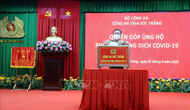 ផ្នែកនគរបាលខេត្ត សុកត្រាំង រួមវិភាគទានគាំទ្រទឹកប្រាក់ចំនួន ១០០ លានដុង ខេត្ត សុកត្រាំង រៃអង្គាសបានជាង ៦ ពាន់លានដុងសម្រាប់ជួយឧបត្ថម្ភការបង្ការទប់ស្កាត់ការរាលដាលជំងឺកូវីដ-១៩ ảnh 4