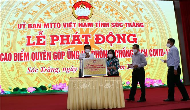 ថ្នាក់ដឹកនាំគណៈកម្មាធិការបក្សខេត្ត គណៈកម្មាធិការប្រជាជនខេត្ត សុកត្រាំង ជួយឧបត្ថម្ភដោយផ្ទាល់នៅក្នុង ពិធីបំផុសការរៃអង្គាសជួយឧបត្ថម្ភការបង្ការទប់ស្កាត់ការរាលដាលជំងឺកូវីដ-១៩ កាលពីថ្ងៃទី ៣ ខែមិថុនាឆ្នាំ ២០២១ ខេត្ត សុកត្រាំង រៃអង្គាសបានជាង ៦ ពាន់លានដុងសម្រាប់ជួយឧបត្ថម្ភការបង្ការទប់ស្កាត់ការរាលដាលជំងឺកូវីដ-១៩ ảnh 2