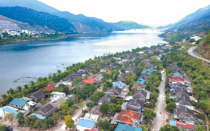 ក្រុងនៃផ្ទះខ្ពស់ផុតពីដីដំបូលប្រក់ថ្មនៅទីរួមខេត្ត មឿងឡៃ ảnh 1