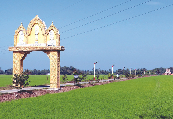 មាន ១០០ % ឃុំក្នុងស្រុកសម្រេចលក្ខណៈវិនិច្ឆ័យចរាចរណ៍ បង្កលក្ខណៈងាយស្រួលសម្រាប់ការធ្វើដំណើរទៅមកនិងដឹកជញ្ជូនទំនិញនៃបងប្អូនជនជាតិ ចលនាកសាងជនបទថ្មីនៅស្រុក មីស្វៀន ảnh 5