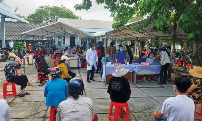 រៀបចំចាក់វ៉ាក់សាំងបង្ការជំងឺកូវីដ-១៩ អោយប្រជាជននៅតំបន់ជាប់មាត់សមុទ្រទីរួមស្រុក សុងដុក ស្រុក ត្រឹន វ៉ាន់ធើយ (ខេត្ត កាម៉ៅ) ការប្រយុទ្ធប្រឆាំងនឹងជំងឺរាតត្បាតកូវីដ-១៩ នៅតំបន់បងប្អូនជនជាតិ ảnh 6