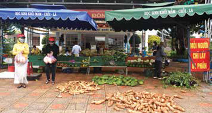 "តូបទំនិញ ០ ដុង (ឥតគិតថ្លៃ)" ផ្សេងៗ ដែលបំផុសឡើងដោយទីក្រុង យ៉ាងៀ (ខេត្ត ដាក់ណុង) បានចែករំលែក ជំនួយអំណោយជាង ៧.០០០ ចំណែកអោយក្រុមគ្រួសារផ្សេងៗ ដែលមានស្ថានភាពរស់នៅលំបាកលំបិនដោយ សារការរីករាលដាលនៃជំងឺកូវីដ-១៩ ការប្រយុទ្ធប្រឆាំងនឹងជំងឺរាតត្បាតកូវីដ-១៩ នៅតំបន់បងប្អូនជនជាតិ ảnh 9