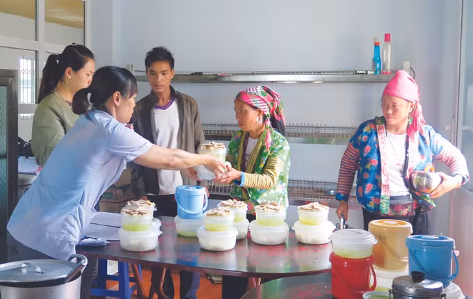 ឧបត្ថម្ភសុខាភិបាលជូនបងប្អូនជនជាតិតំបន់ភ្នំស្រុក ស៊ីនហូ ảnh 3