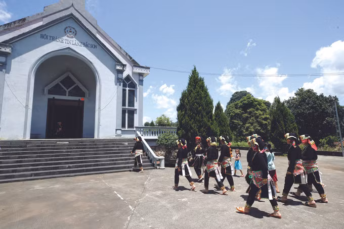 សេរីភាពខាងជំនឿ សាសនាក្នុងជីវភាពរស់នៅរបស់បងប្អូនជនជាតិនៅខេត្ត ឡាងសឺន ảnh 1