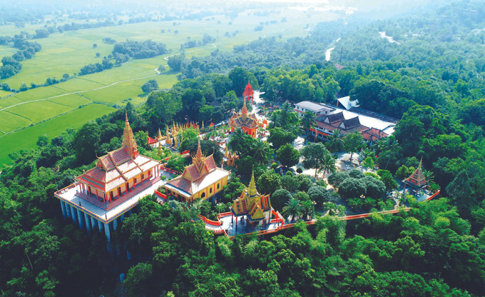 វត្ត តាប៉ា ជាវត្ត ខ្មែរ មានស្ថាបត្យកម្មស្រស់ស្អាតដ៏ល្អឯកនិងគំរូតួយ៉ាងនៅស្រុក ទ្រីតូន (ខេត្ត អានយ៉ាង) មោទនភាពតំបន់ដែនដីខេត្ត អានយ៉ាង ảnh 4