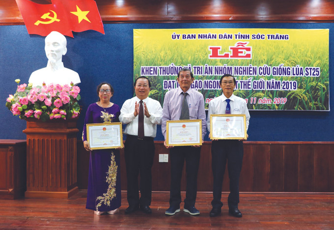 ប្រធានគណៈកម្មការប្រជាជនខេត្ត សុកត្រាំង អញ្ជើញប្រគល់ប័ណ្ណសរសើររបស់ខេត្តជូនបុគ្គលទាំង ៣ រូប គឺវីរពលកម្ម ហូក្វាងកួ បណ្ឌិត ត្រឹនតឹនភឿង និងអនុបណ្ឌិតី ង្វៀនធីធូហឿង មានគុណបំណាច់ក្នុងការបង្កាត់ចេញពូជស្រូវ ST25 ផ្ដល់ជាអង្ករឆ្ងាញ់បំផុតលើពិភពលោក ST25 - មោទនភាពពាណិជ្ជសញ្ញាអង្ករ វៀតណាម ảnh 2
