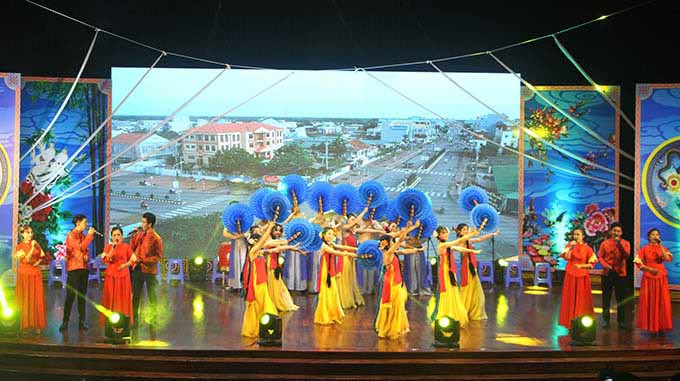 មហោស្រពសិល្បៈមហាជននិងបង្ហាញម៉ូដសម្លៀកបំពាក់ប្រពៃណីជនជាតិ ចិន នៅខេត្ត សុកត្រាំង ảnh 3