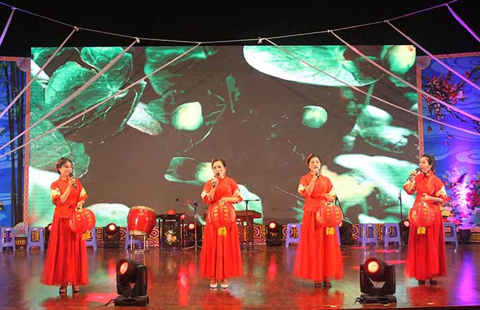 មហោស្រពសិល្បៈមហាជននិងបង្ហាញម៉ូដសម្លៀកបំពាក់ប្រពៃណីជនជាតិ ចិន នៅខេត្ត សុកត្រាំង ảnh 1