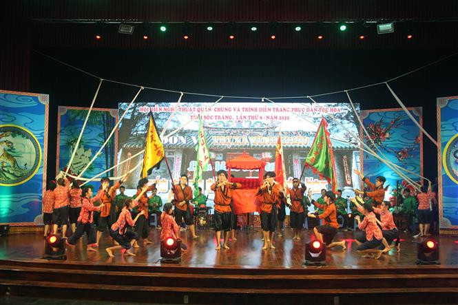 មហោស្រពសិល្បៈមហាជននិងបង្ហាញម៉ូដសម្លៀកបំពាក់ប្រពៃណីជនជាតិ ចិន នៅខេត្ត សុកត្រាំង ảnh 2