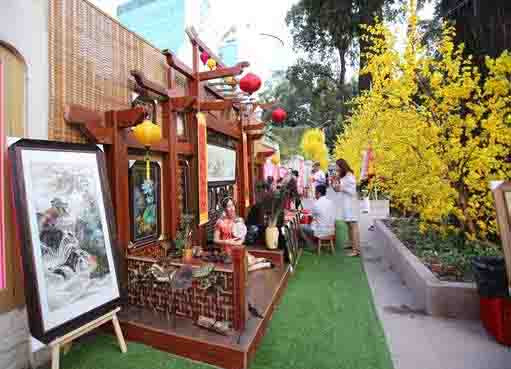 ពិធីបុណ្យសម្តែងបង្ហាញឡើងវិញនូវលម្ហអាកាសនៃបណ្ដាតំបន់ជនបទ វិថីសរសេរអក្សរផ្ចង់ ភូមិរបរចង្ក្រានបាយ... ក្នុងថ្ងៃបុណ្យចូលឆ្នាំថ្មីប្រពៃណី សម្រស់និទាឃរដូវដ៏អ៊ូអរនៅឯទីក្រុងដែលប្រសិទ្ធនាមលោក អ៊ំហូ ảnh 2