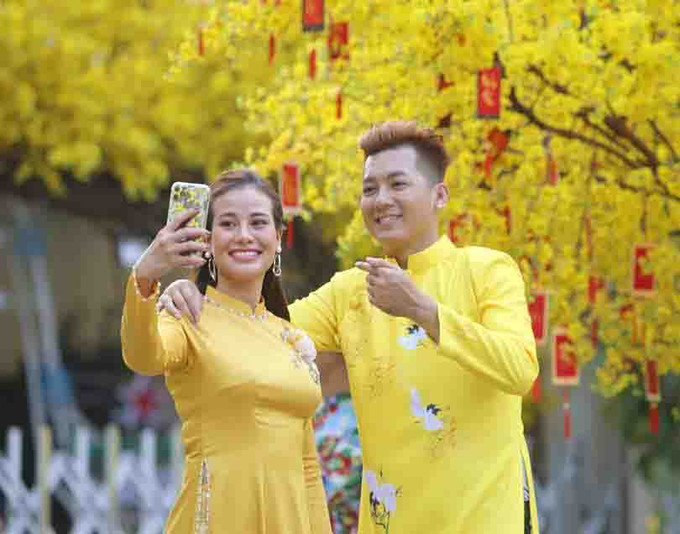 យុវជន ក្មេងជំទង់និងសិល្បករសិល្បការិនីជាច្រើនកុះករនៅទីក្រុង ហូជីមិញ ថតរូបទុកជាអនុស្សាវរីយ៍នៅពិធីបុណ្យចូលឆ្នាំថ្មី វៀតណាម ឆ្នាំ ឆ្លូវ ត្រីស័ក - ២០២១ សម្រស់និទាឃរដូវដ៏អ៊ូអរនៅឯទីក្រុងដែលប្រសិទ្ធនាមលោក អ៊ំហូ ảnh 1