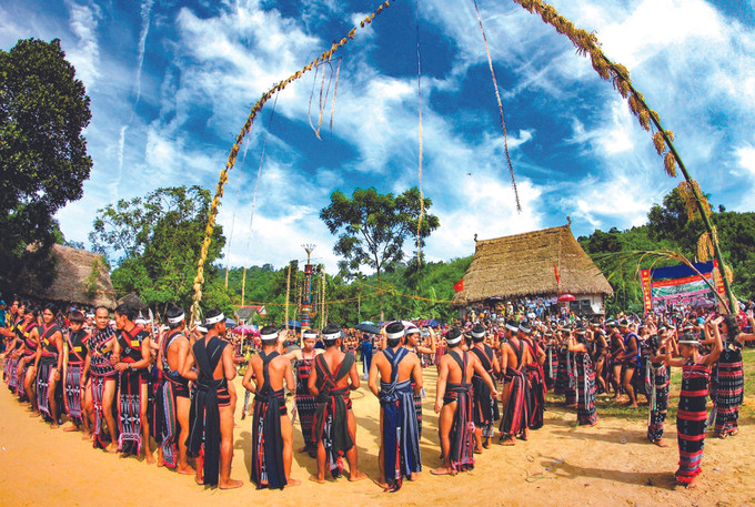ក្នុងបណ្ដាពិធីបុណ្យប្រពៃណី ពោលលី - ច្រៀងលី មានវត្តមានដូចជាការប្រកួតប្រជែងទេពកោសល្យមួយរវាងចាស់ភូមិ កឺទូ ទាំងឡាយ សិល្បៈពោល លី ច្រៀង លី របស់ជនជាតិ កឺទូ ảnh 1