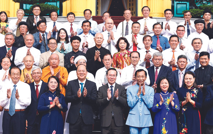 នាថ្ងៃទី ១៦ ខែ សីហា ឆ្នាំ ២០២៣ នៅវិមានប្រធានរដ្ឋ លោកប្រធានរដ្ឋ វ៉ វ៉ាន់ធឿង អញ្ជើញជួបសំណេះសំណាលគណៈប្រតិភូសមណស័ក្ដិ អ្នកមុខអ្នកការបណ្តាសាសនាជនជាតិភាគតិច ឥស្សរជន បញ្ញវន្ត ឯកជនគំរូរបស់ទីក្រុង ហូ ជីមិញ។ ក្នុងរូបថត៖ លោកប្រធានរដ្ឋ វ៉ វ៉ាន់ធឿង និងសមាជិកសមាជិកាទាំងឡាយ សកម្មភាពមួយចំនួនរបស់ថ្នាក់ដឹកនាំបក្សនិងរដ្ឋ ảnh 3
