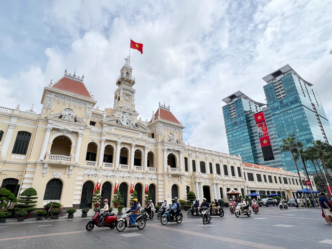 ទីស្នាក់ការក្រុមប្រឹក្សាប្រជាជននិងគណៈកម្មាធិការប្រជាជនទីក្រុងជាទីកន្លែងបើកទ្វារទទួលភ្ញៀវចូលទស្សនាដោយឥតគិតថ្លៃនៅថ្ងៃទី ១ និងទី ២ ខែ កញ្ញា។ រូបថត៖ ធូហឿង - ទីភ្នាក់ងារព័ត៌មានវៀតណាម កន្លែងលេងកម្សាន្តជាច្រើននៅទីក្រុង ហូ ជីមិញ ទាក់ភ្ញៀវទេសចរក្នុងឱកាសទិវាបុណ្យឯករាជ្យជាតិថ្ងៃទី ២ ខែ កញ្ញា ảnh 5