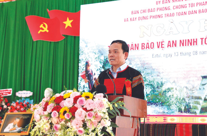 នាថ្ងៃទី ១៣ ខែ សីហា ឆ្នាំ ២០២៣ គណៈកម្មាធិការដឹកនាំចង្អុលបង្ហាញនិងណែនាំបង្ការទប់ស្កាត់ឧក្រិដ្ឋកម្ម អបាយមុខសង្គមនិងកសាងចលនាប្រជាជនទាំងមូលការពារសន្តិសុខមាតុភូមិនៅឃុំ អៀទូល ស្រុក គឺ ម្ហ្គារ (ខេត្ត ដាក់ឡាក់) រៀបចំទិវាបុណ្យ ប្រជាជនទាំងមូលការពារសន្តិសុខមាតុភូមិឆ្នាំ ២០២៣។ ក្នុងរូបថត៖ ឧបនាយករដ្ឋមន្ត្រីនៃរដ្ឋាភិបាល ត្រឹន លឺវក្វាង អញ្ជើញថ្លែងសុន្ទរកថាដឹកនាំចង្អុលបង្ហាញនិងណែនាំនៅទិវាបុណ្យ ប្រជាជនទាំងមូលការពារសន្តិសុខមាតុភូមិនៅខេត្ត ដាក់ឡាក់ សកម្មភាពមួយចំនួនរបស់ថ្នាក់ដឹកនាំបក្សនិងរដ្ឋ ảnh 5