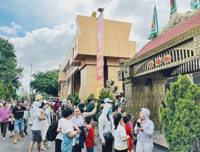 មណ្ឌលទេសចរណ៍ សួយតៀន (ទីក្រុង ធូឌឹក) ក៏ជាទីកន្លែងទាក់ទាញសាច់ញាតិនិងភ្ញៀវទស្សនាជាច្រើនផងដែរ។ រូបថត៖ ផ្សាយដោយទីភ្នាក់ងារព័ត៌មានវៀតណាម កន្លែងលេងកម្សាន្តជាច្រើននៅទីក្រុង ហូ ជីមិញ ទាក់ភ្ញៀវទេសចរក្នុងឱកាសទិវាបុណ្យឯករាជ្យជាតិថ្ងៃទី ២ ខែ កញ្ញា ảnh 6
