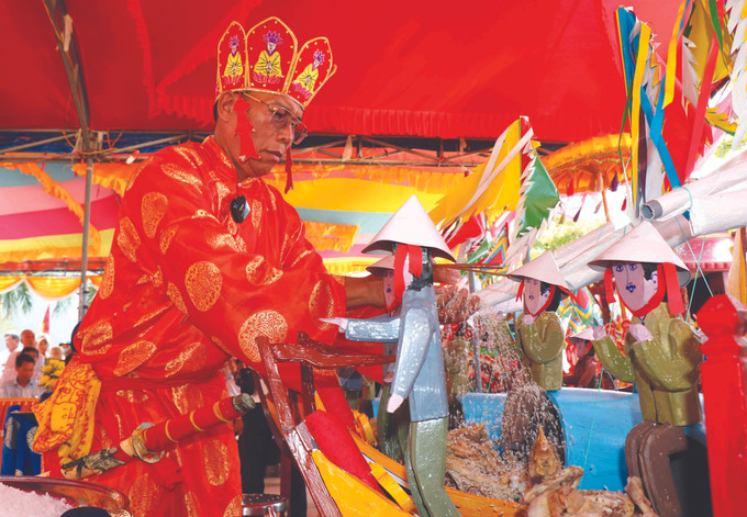 ការប្រារព្ធធ្វើពិធីកិច្ចជំនួសកងសេនាជននិងបាចអង្ករ អំបិលដល់រូបនិមិត្តមនុស្សជំនួសជីវិត ពិធីគោរពវិញ្ញាណក្ខន្ធកងទ័ព ហ្វាងសា ảnh 5