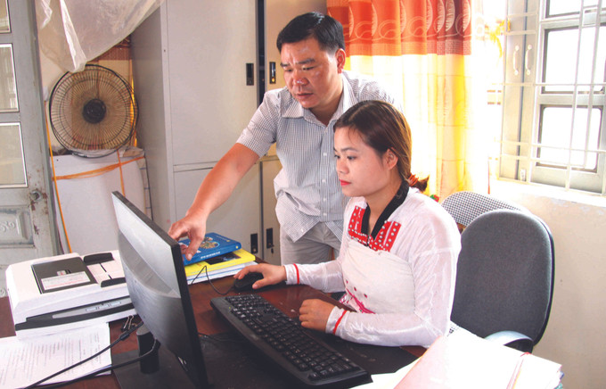 ថ្នាក់ដឹកនាំគណៈកម្មាធិការប្រជាជនឃុំ ទ្រុងចាយ (ស្រុក ណឹមញូន) ណែនាំកម្មាភិបាលជនជាតិ ម៉ាង របៀបភ្ជាប់ខ្លួនជាមួយនឹងបច្ចេកវិទ្យាព័ត៌មាននិងរចនាឯកសារលើកុំព្យូទ័រ ខេត្ត ឡាយចូវ ស្វែងរកដំណោះស្រាយលើកកម្ពស់ជីវភាពបងប្អូនជនជាតិ ម៉ាង ảnh 2