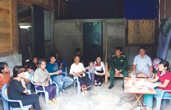 បងប្អូនជនជាតិ ម៉ាង នៅភូមិ ណឹមសាវ I ឃុំ ទ្រុងចាយ ស្រុក ណឹមញូន (ខេត្ត ឡាយចូវ) ប្រជុំពិភាក្សាការងាររបស់ភូមិ ខេត្ត ឡាយចូវ ស្វែងរកដំណោះស្រាយលើកកម្ពស់ជីវភាពបងប្អូនជនជាតិ ម៉ាង ảnh 1