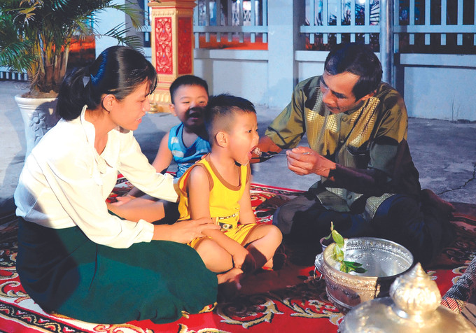 ពិធីកិច្ចអកអំបុកក្នុងពិធីសំពះព្រះខែនៅឯគ្រួសារជនជាតិ ខ្មែរ មួយនៅឃុំ ដាយតឹម ស្រុក មីស្វៀន (ខេត្ត សុកត្រាំង) ក្នុងឱកាសបុណ្យអកអំបុករបស់ជនជាតិ ខ្មែរ ណាមបូ អុឹកធឹកពិធីបុណ្យអកអំបុករបស់ជនជាតិ ខ្មែរ ណាមបូ ảnh 3
