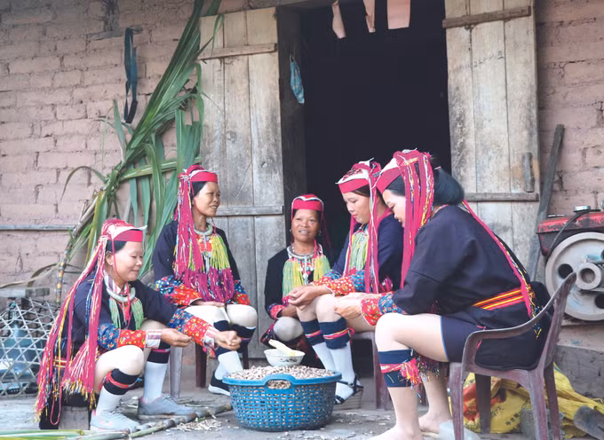លក្ខណៈដ៏ល្អប្រពៃនៃសម្លៀកបំពាក់ប្រពៃណីនារីជនជាតិ យ៉ាវ ថាញ់អ៊ី ảnh 2